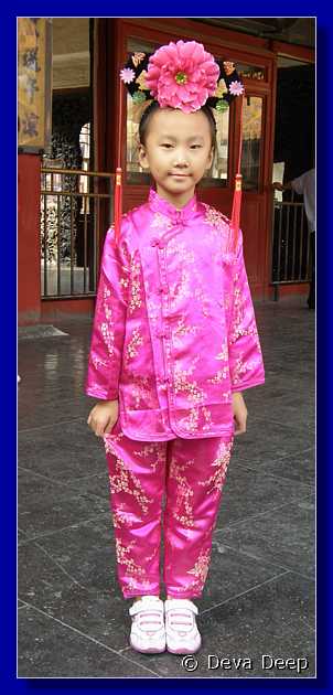 20071003 0930-00 DD 2073 Beijing Forbidden city child in costume_crop