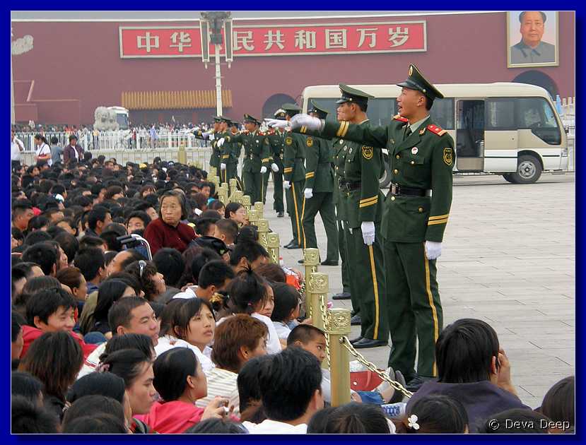 20071003 1700-46 DD 2295 Beijing Tian anmen plain soldiers-ay