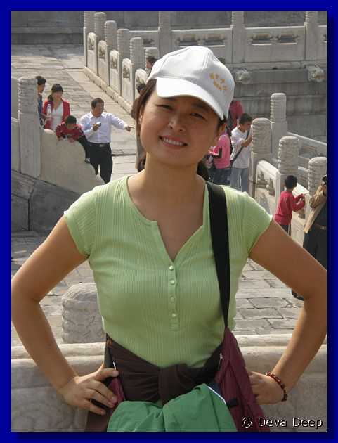 20071003 1050-46 DD 2149 Beijing Forbidden city girl