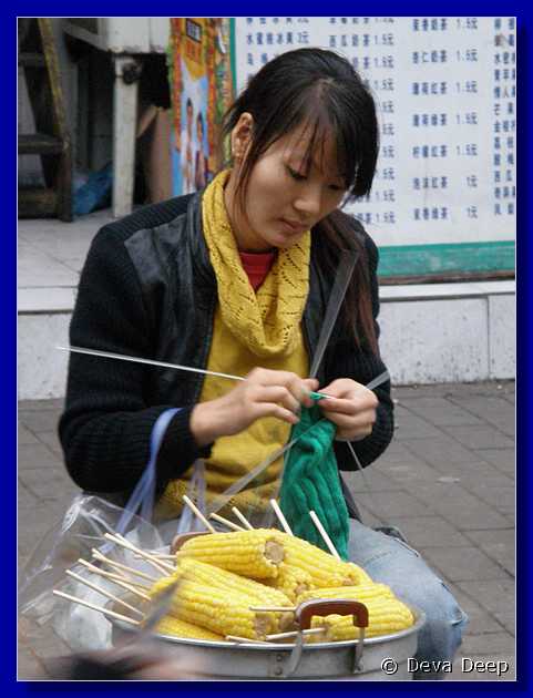 20071008 1754-08 DD 2988 Chengdu Girl knitting