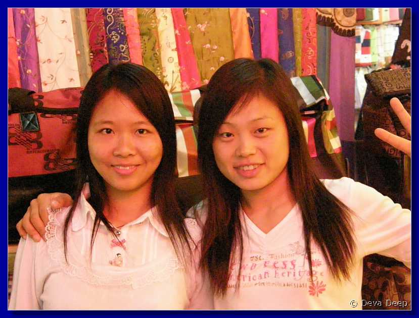 20071022 2118-56 DD 5275 Yangshuo girls with June