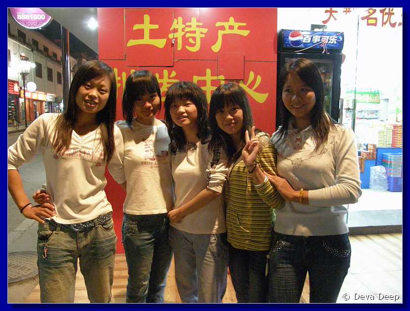 20071022 2131-16 DD 5277 Yangshuo girls with June