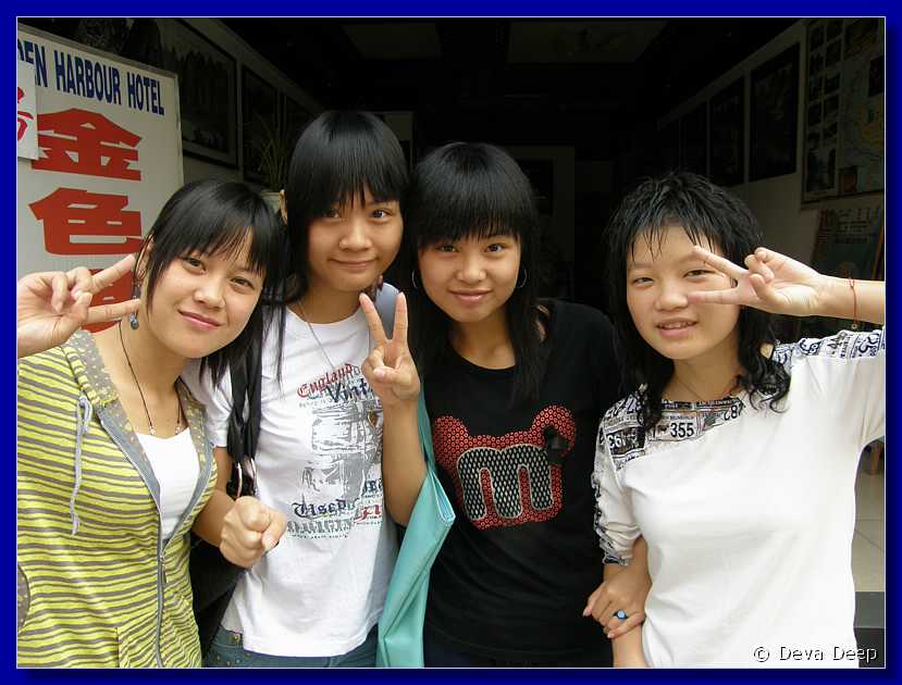 20071023 1055-24 DD 5289 Yangshuo girls with June