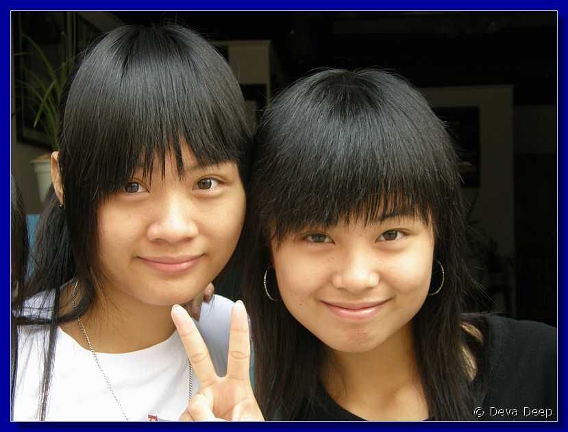 20071023 1055-30 DD 5291 Yangshuo girls with June