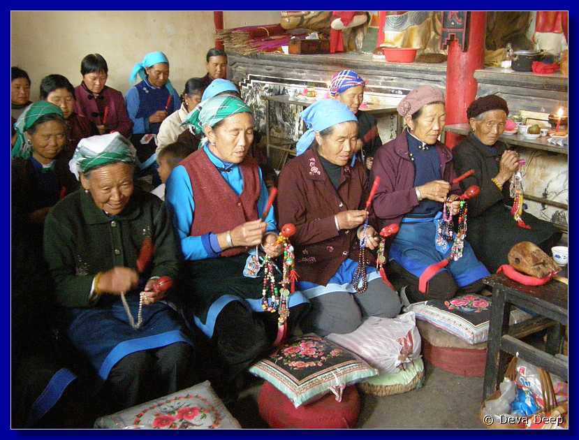 20071016 1516-32 DD 4276 Dali Bai Temple with singing Bai women