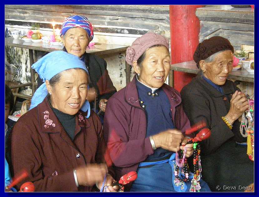 20071016 1516-48 DD 4278 Dali Bai Temple with singing Bai women