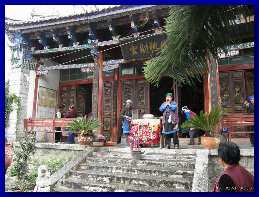20071016 1524-08 DD 4293 Dali Bai Temple with singing Bai women