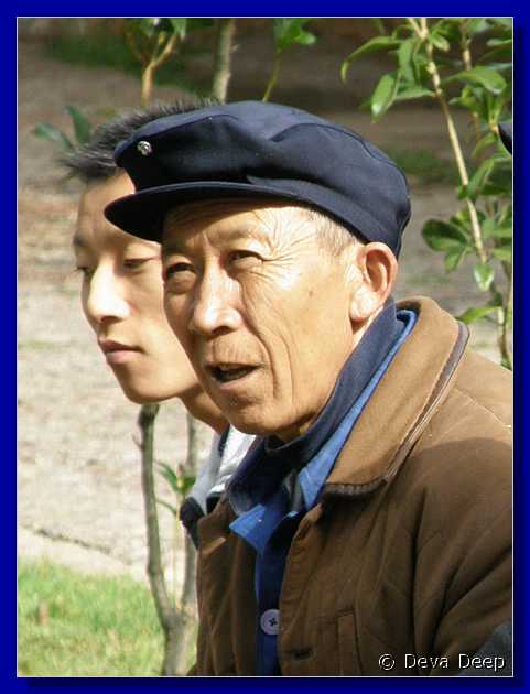 20071013 1015-12 DD 3638 Lijiang Black dragon pool old men
