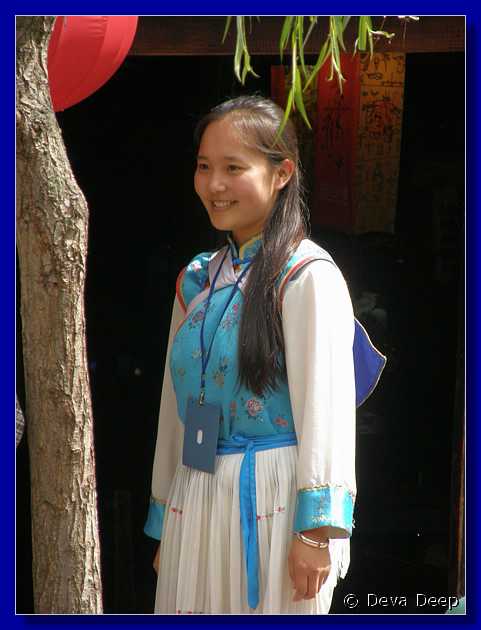 20071013 1323-26 DD 3716 Lijiang Ancient city Naxi girl-if