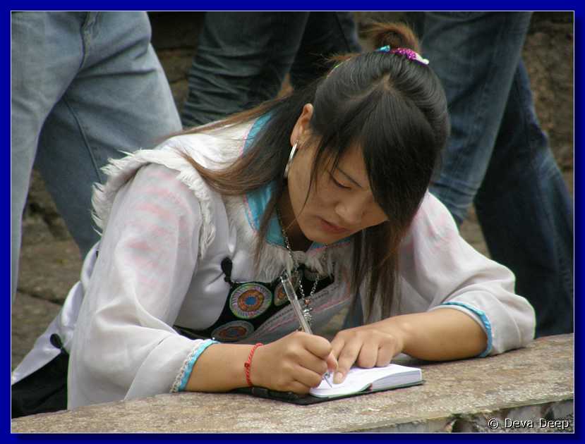 20071013 1354-08 DD 3736 Lijiang Ancient city Naxi girls-ga