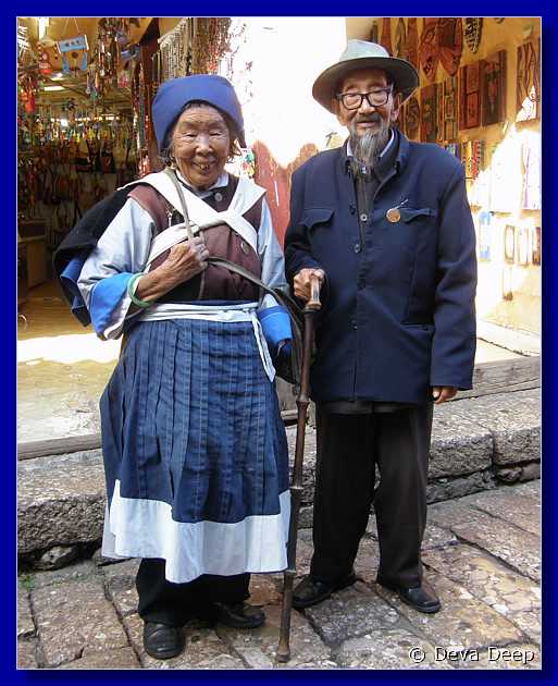 20071013 1617-20 AR 0911 Lijiang Old people in town center