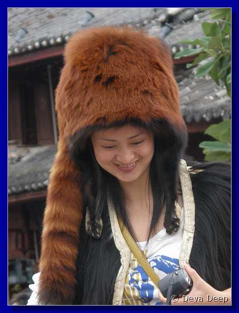20071013 1718-14 DD 3837 Lijiang Ancient city-girls