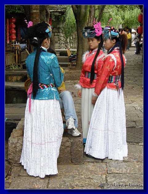 20071013 1750-34 DD 3951 Lijiang Ancient city-girls