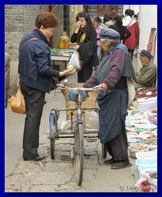20071014 1226-24 DD 4048 Lijiang Market - people-ga