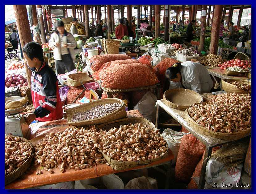 20071014 1230-44 DD 4050 Lijiang Market - people