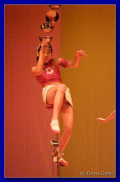 20071001 1945-28 DD 1841 Beijing Acrobats show