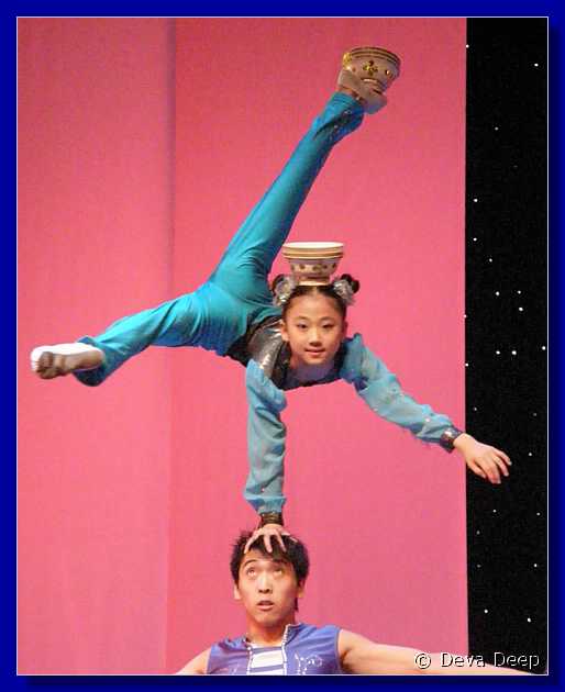20071001 2025-40 DD 1896 Beijing Acrobats show