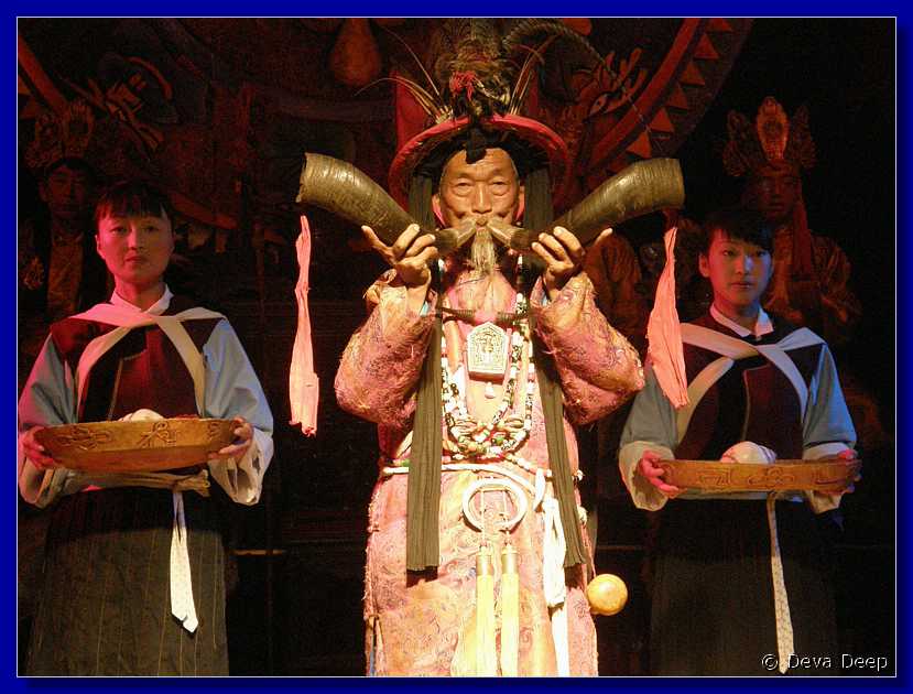 20071013 2005-42 DD 3892 Lijiang Opera in Dongba Palace-ga