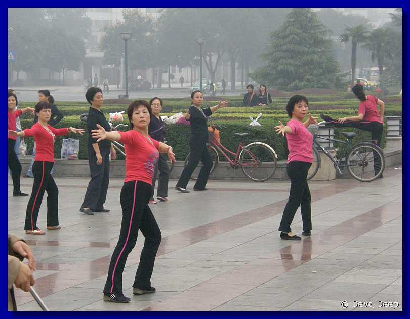 20071005 0825-08 DD 2499 Xi'an Tai Chi & dance New city square