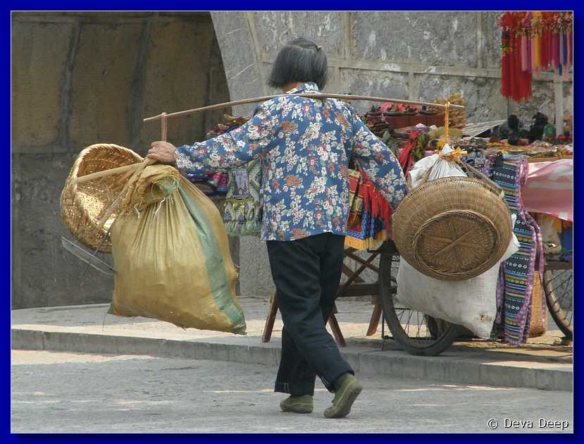 20071022 1052-28 DD 5073 Yangshuo Woman with baskets