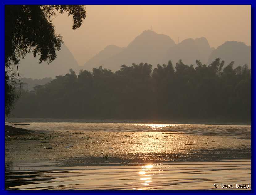 20071022 1714-26 DD 5234 Yangshuo Li river bamboo raft downstream-right