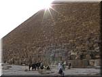 C44 Gizeh pyramids Cheops side sun.JPG