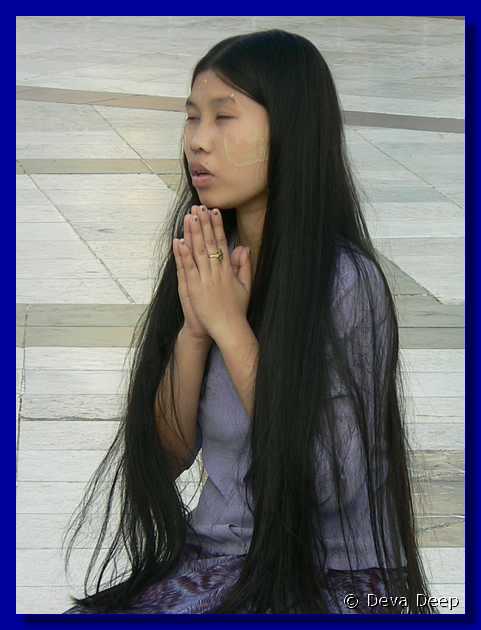 Yangon Schwedagon Paya Girl praying-21