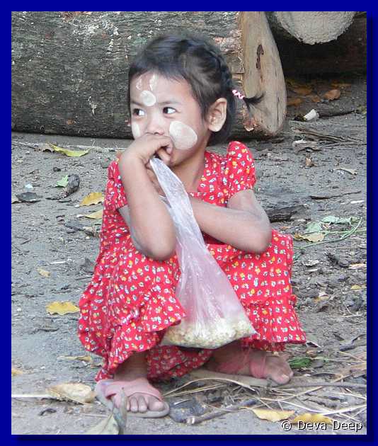 Z02-Mae Sot Wat Mani Phrai Son little girl-cr