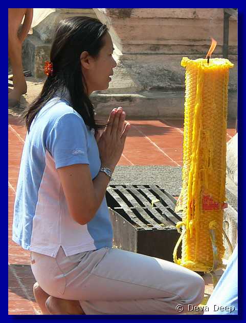 Z08-Lampang-Kokha Woman praying