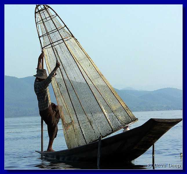 Myanmar Inle lake Fishing men-boats-iC-12