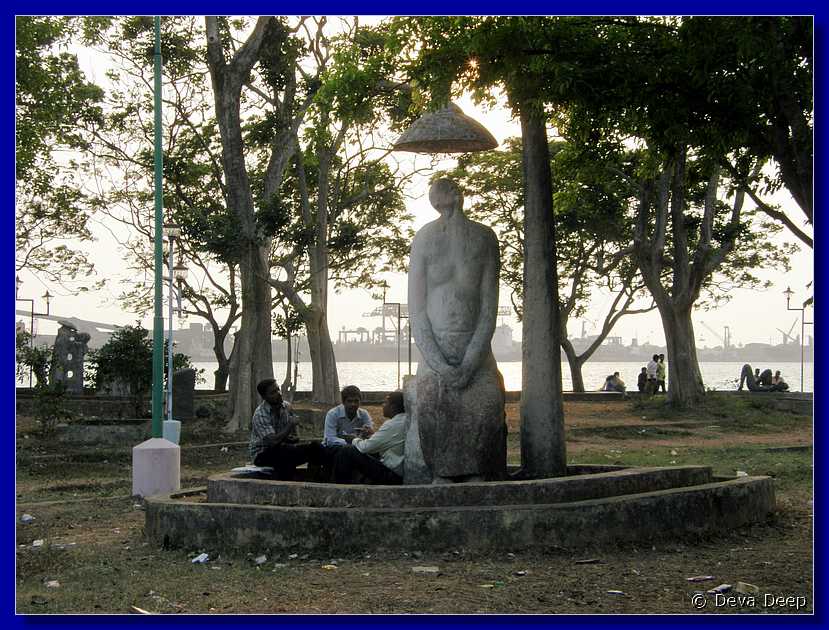 F06 Ernakulam Park statue