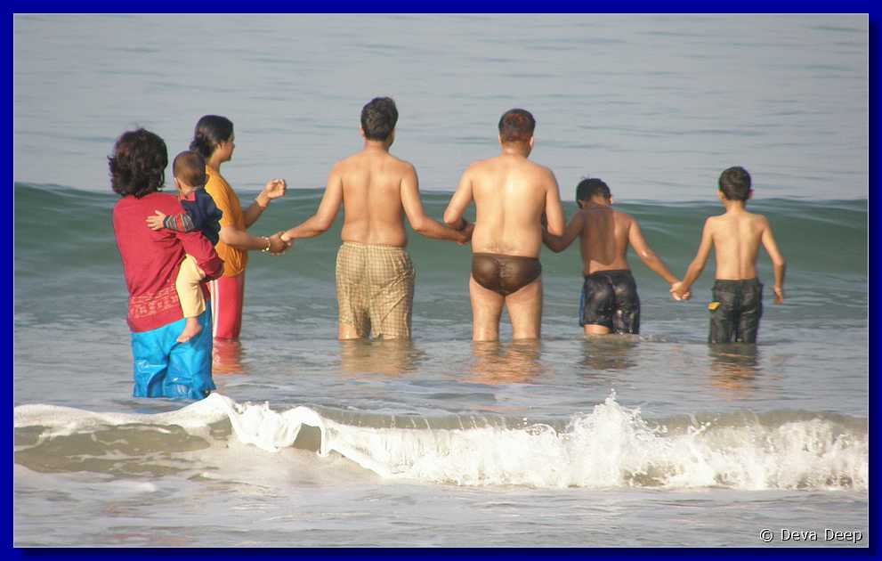 G48 Goa Varca Beach Indians bathing-sh3 16