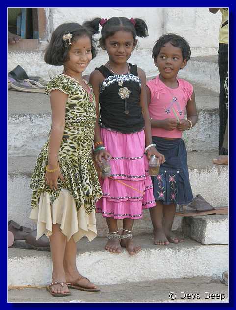 H020 Hampi Virupaksha Temple girls-ga 17