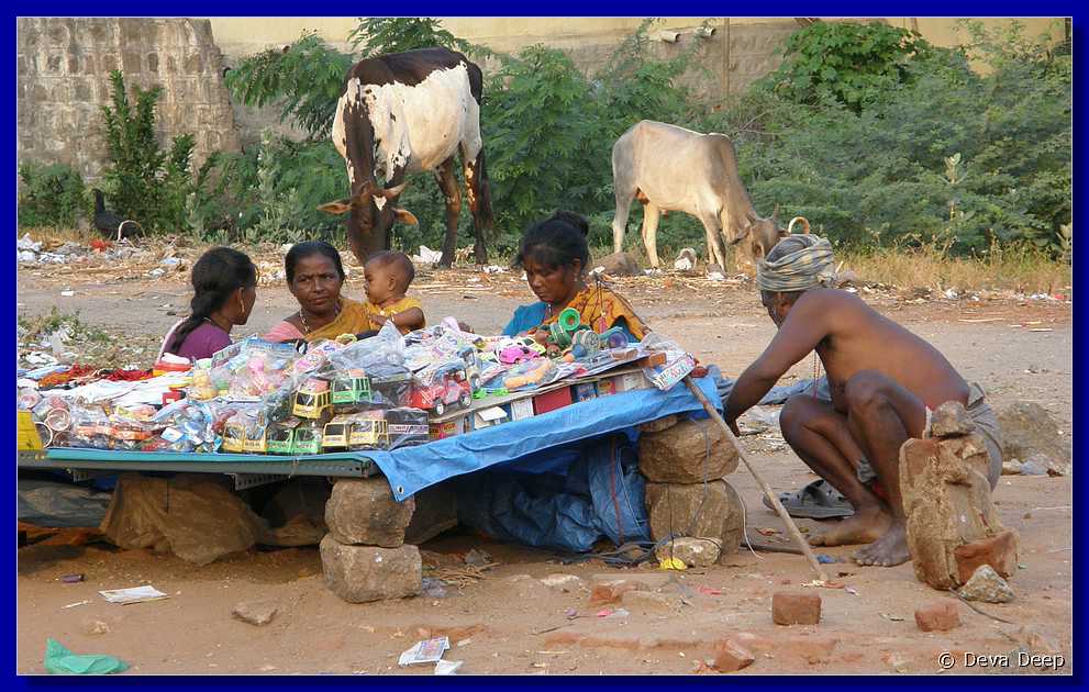 R58 Madurai People - beggars