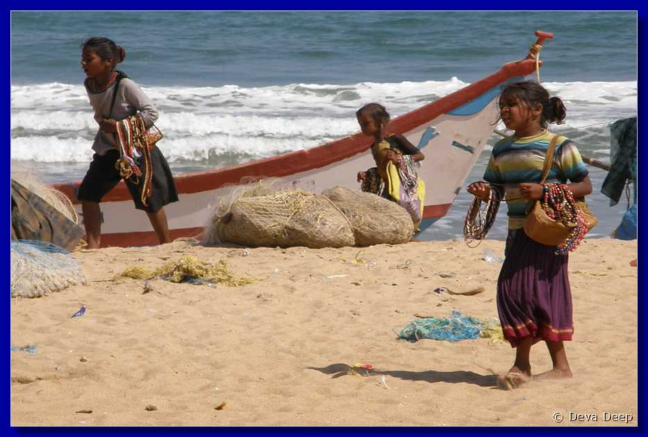 A04 Mahabalipuram Beach - fishing boats - people 