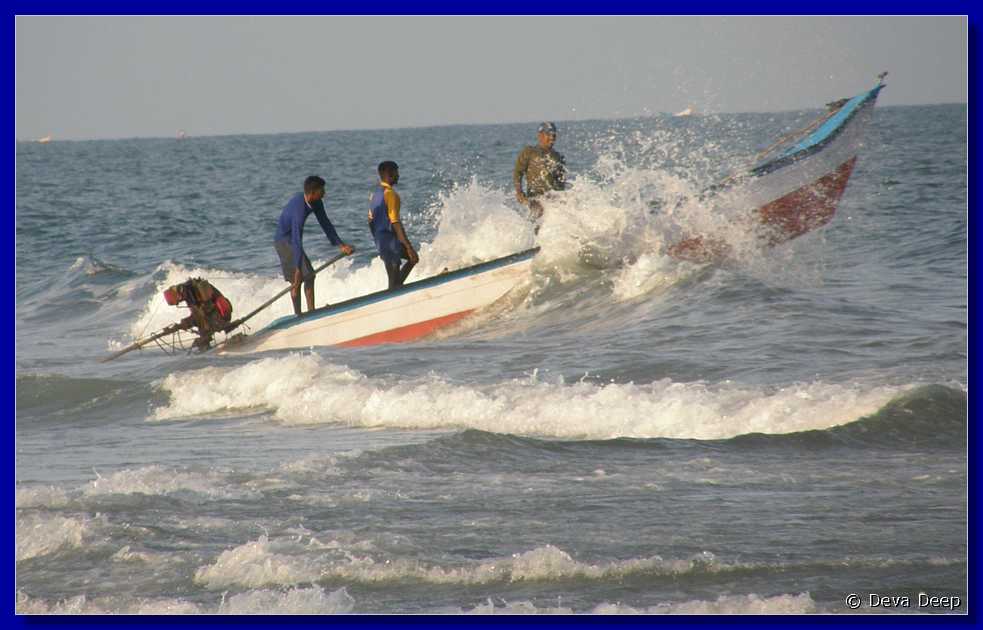 A08 Mahabalipuram Beach - fishing boats - people 