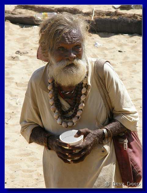 A09 Mahabalipuram Beach - old beggar 