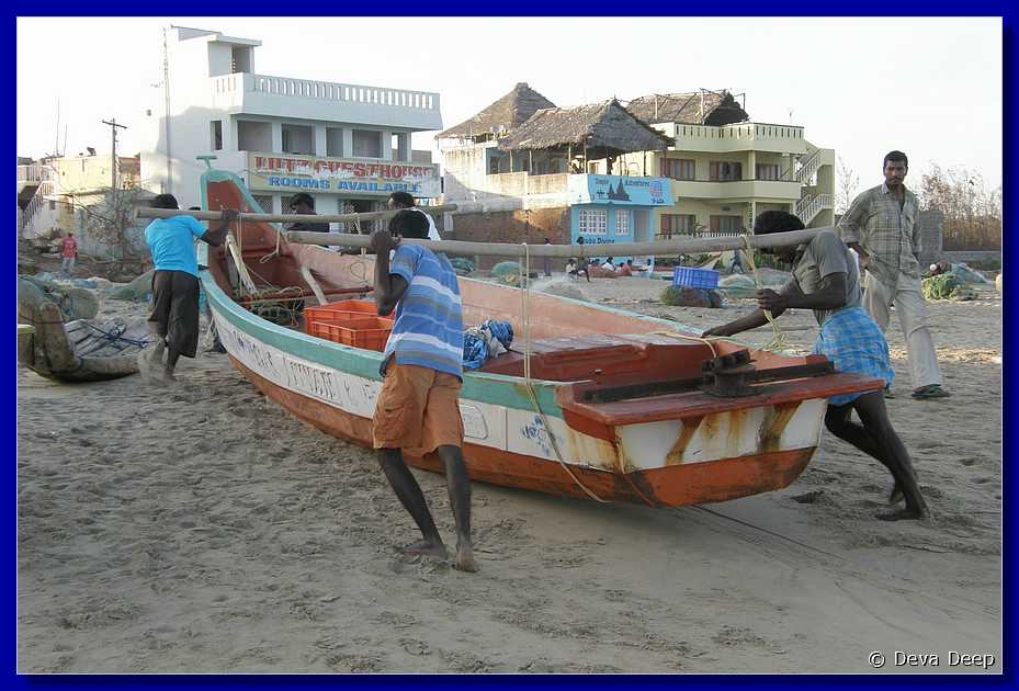 A12 Mahabalipuram Beach - fishing boats - people-ga 