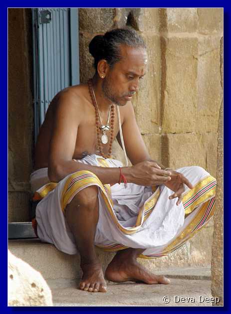 A78 Kanchipuram Kailasnatha temple priest-iC 
