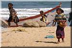 A04 Mahabalipuram Beach - fishing boats - people .JPG