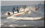 A08 Mahabalipuram Beach - fishing boats - people .JPG