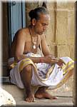 A78 Kanchipuram Kailasnatha temple priest-iC .jpg