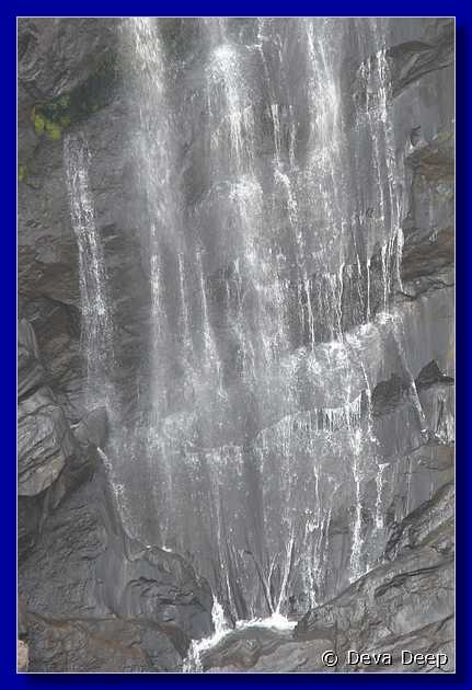 K90 Munnar Road - waterfall