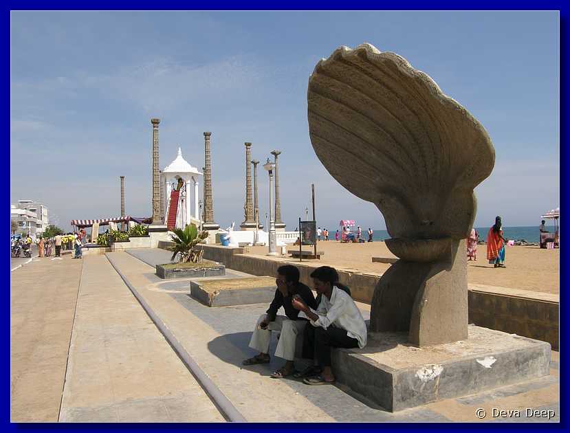 P02 Pondicherry Gandhi monument - boulevard