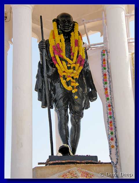 P03 Pondicherry Gandhi monument - boulevard