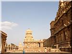 P30 Thanjavur Brihadishwara Temple - fort.JPG