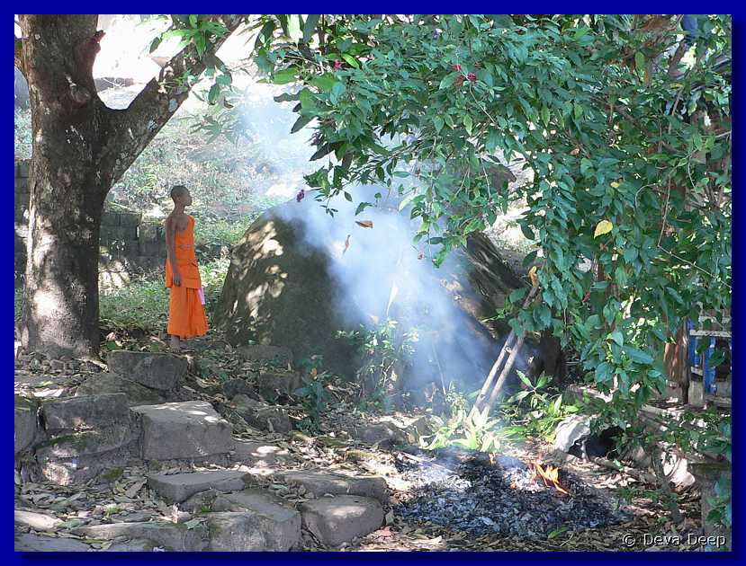 579  Champasak Wat Phu Champasak Monks-fire-smoke