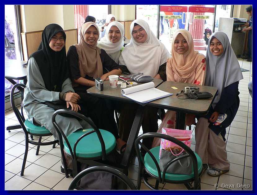 10024 20060225 1204-44 Kota Bharu Moslim girls interview