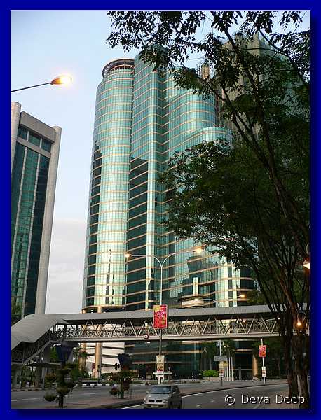 07728 20060128 1913-32 Kuala Lumpur KLCC Petronas Towers and around