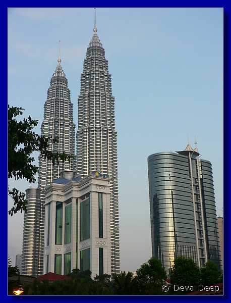 07730 20060128 1920-18 Kuala Lumpur KLCC Petronas Towers and around